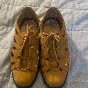 Women's Tan Lace-Up Clarks Springers- Casual Closed-Toe Comfort